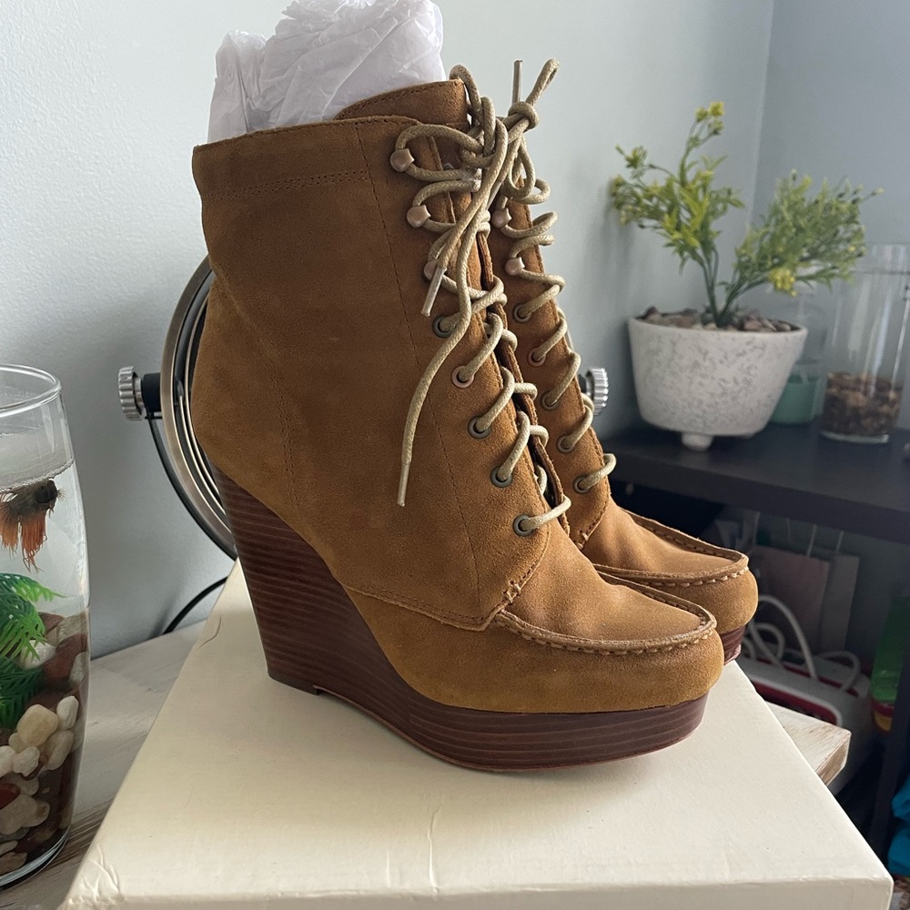 EUC - Coach Liana Suede - Size 6.5